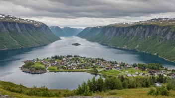 Et pittoreskt norsk landskap med en liten bosetning i det fjerne.