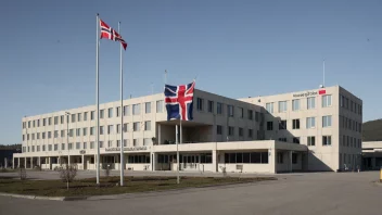 Et stort, moderne militærhospital i Norge med en norsk flagg utenfor
