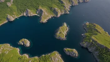 En gruppe øyer i havet med en blanding av steinete kyster og grønn vegetasjon
