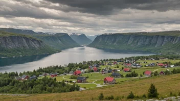 Et pittoreskt norsk landskap med en liten bosetning i det fjerne.
