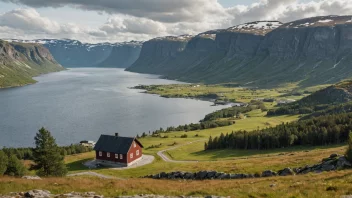 Et idyllisk norsk landskap med en bygning eller geografisk formasjon i bakgrunnen.