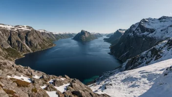 Et fredelig landskap av Jarlesletta med rullende åser og fjell i bakgrunnen
