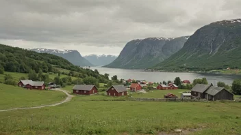 Et idyllisk norsk landskap med en liten landsby eller gård i bakgrunnen.