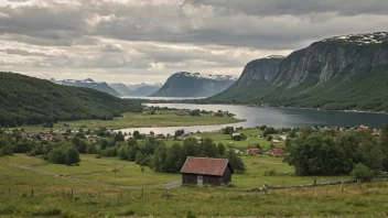 En malerisk utsikt over det norske landskapet med en liten bosetning i det fjerne.