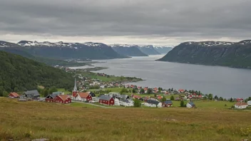 Et idyllisk norsk landskap med en liten bosetning i bakgrunnen.