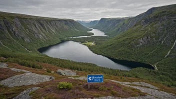 Et idyllisk norsk landskap med en skilt eller et kart som viser navnet Bruland