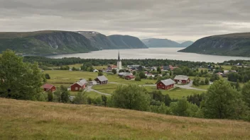 Et idyllisk norsk landskap med en liten bosetning i det fjerne.