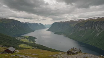 Et fredelig norsk landskap med en hint av kulturell betydning