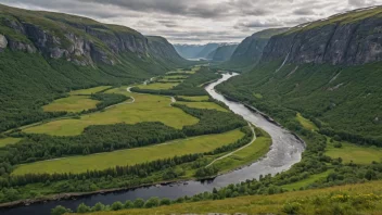 En vakker dal i Norge med en elv som renner gjennom den.