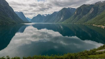 Et pittoreskt bilde av Vartdalsfjorden i Norge.