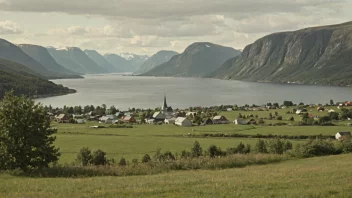 Et idyllisk norsk landskap med en liten landsby eller gård i det fjerne.