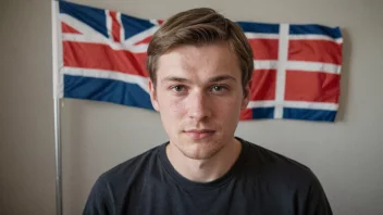 En person med etternavnet Erichsen, med et norsk flagg i bakgrunnen.