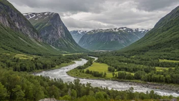 Et fredelig landskap av Kvidal-dalen med fjell og elver
