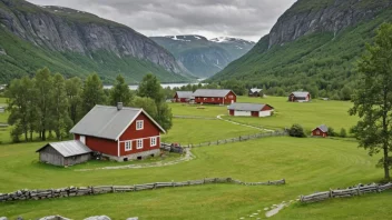En pittoresk gård i Norge med et tradisjonelt hus og en låve.