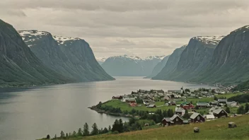 Et pittoreskt norsk landskap med en liten bosetning.