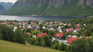 Et pittoreskt norsk landskap med en liten by eller landsby i bakgrunnen, med et skilt eller bygning med navnet 'Egebergs'.
