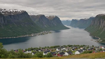 Et pittoreskt norsk landskap med en liten bosetning.