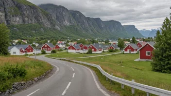 En malerisk bygd i Norge med et skilt som viser navnet 'Rødland'.