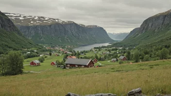 Et idyllisk norsk landskap med en liten landsby eller gård i bakgrunnen.