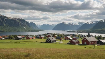 Et idyllisk norsk landskap med rullende åser og en gård eller landsby i bakgrunnen.