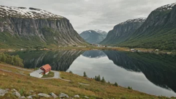 Et idyllisk norsk landskap med en liten landsby eller en gård i bakgrunnen, med et skilt eller en bygning med navnet 'Tveiten'.
