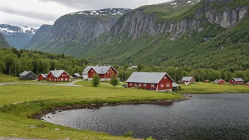 Et pittoreskt norsk landskap med en gård eller landsby i bakgrunnen
