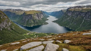 En storslagen utsikt over Ryfylkeheiene fjellregion i Norge, med majestetiske fjorder og svingete turstier