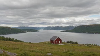 Et idyllisk norsk landskap med et hint av navnet Bjålands