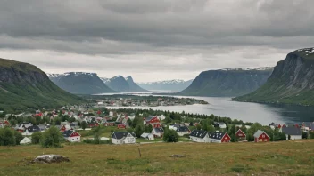 Et idyllisk norsk landskap med en liten bosetning i det fjerne.