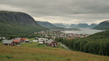 Et idyllisk norsk landskap med en liten by eller landsby i bakgrunnen.