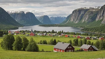 Et idyllisk norsk landskap med rullende åser og en gård eller landsby i bakgrunnen.