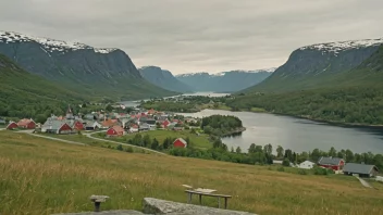 Et idyllisk norsk landskap med en liten bosetning i bakgrunnen.